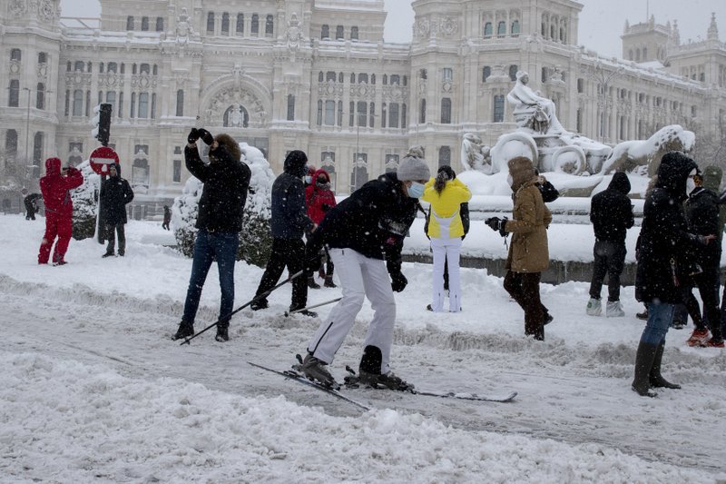 Tormenta de nieve tiñe España de blanco, paraliza Madrid