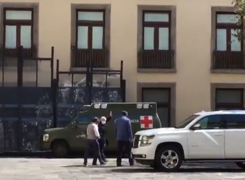 Reaparece AMLO en patio de Palacio Nacional, ahora sí con cubrebocas