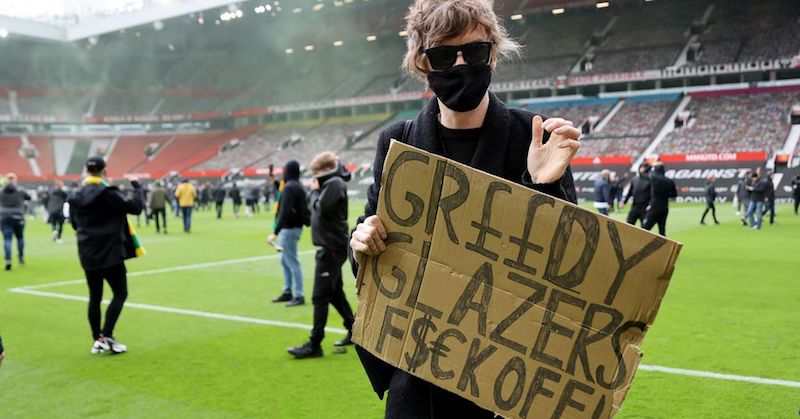 Invaden aficionados campo de Old Trafford, protestan contra dueños del Manchester United