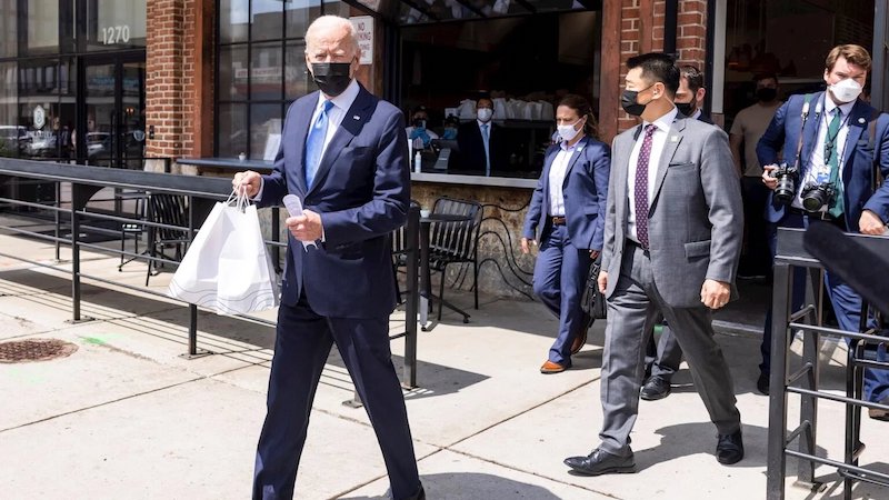 Compra Joe Biden tacos y enchiladas en negocio que recibió ayuda por Covid-19
