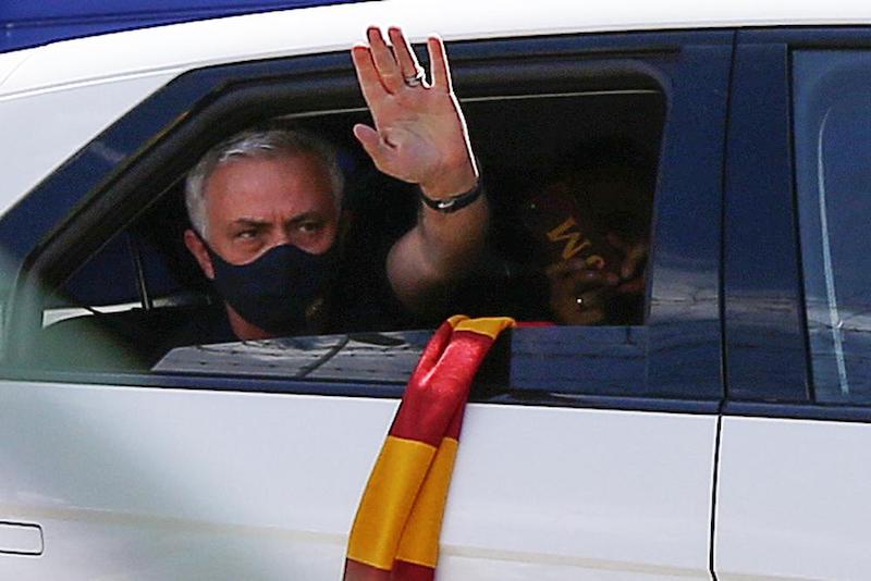 Miles de aficionados de la Roma saludan a Mourinho a su llegada
