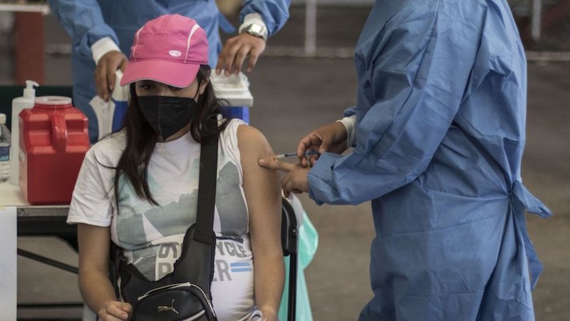 A quiénes se les aplicará vacuna contra Covid-19 la próxima semana, cuándo y dónde