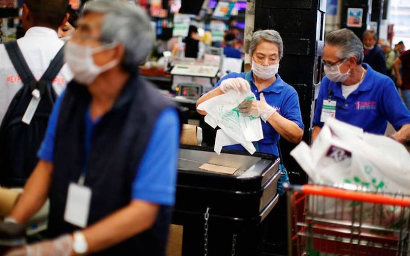 Permitirá Walmart regreso de personas mayores como empacadores