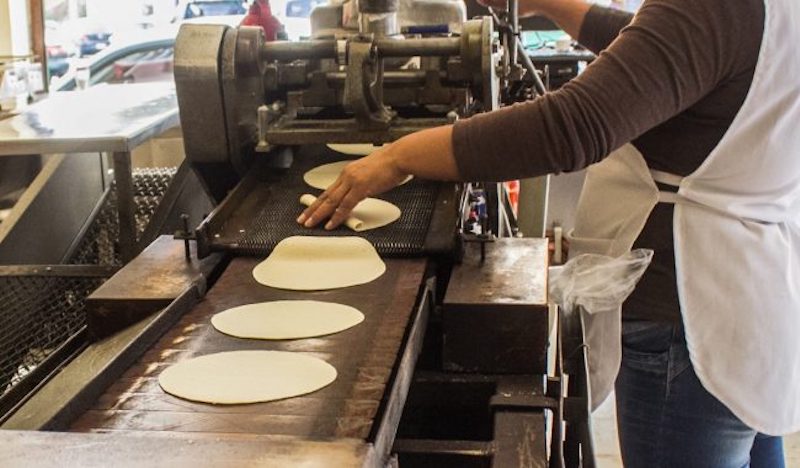 Por ‘las nubes’ las tortillas, alcanza los 27 pesos el kilogramo