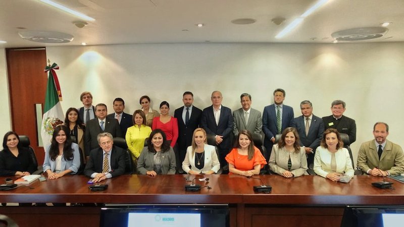 Senadores del PAN firman carta contra el comunismo y reciben al líder de VOX