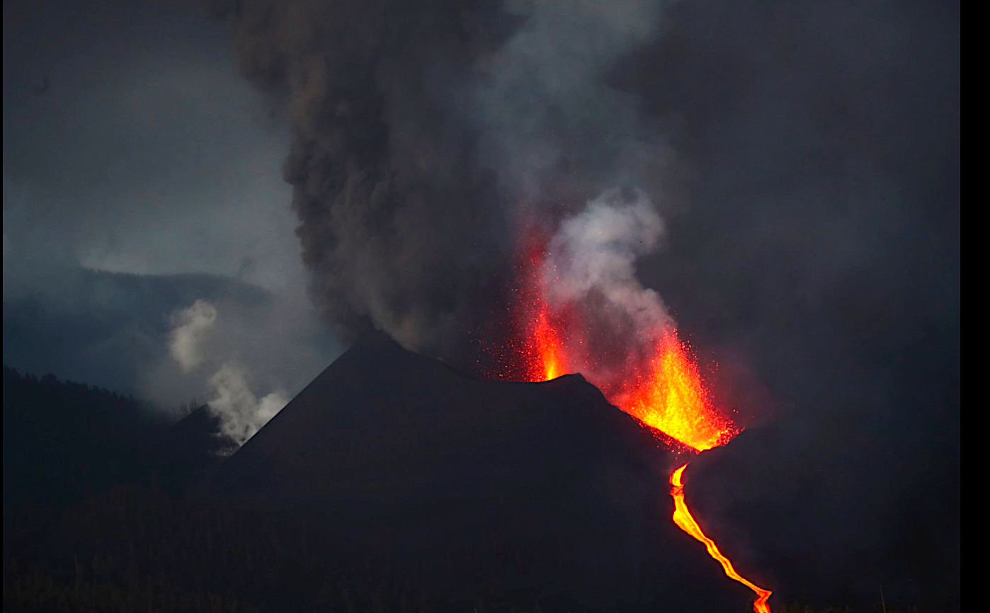 Cientos de evacuados, mientras lava al rojo vivo amenaza hogares en La Palma