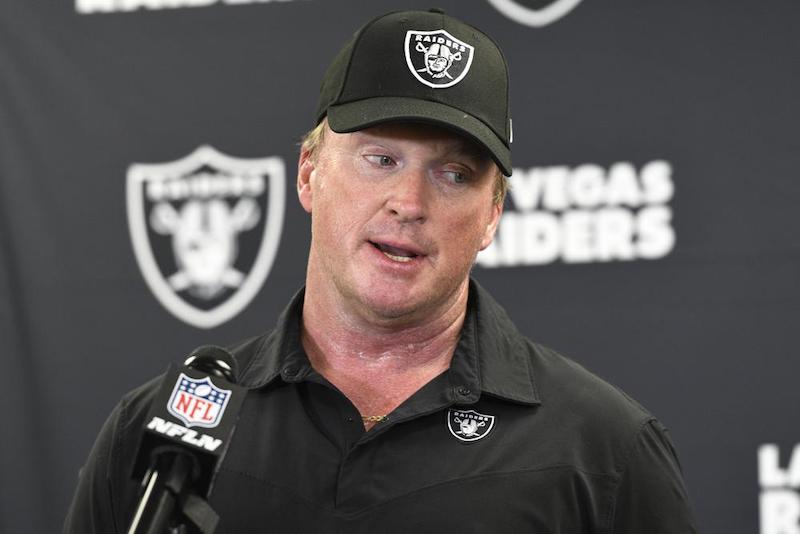 Jon Gruden renuncia como entrenador de los Raiders por correos electrónicos racistas y misóginos