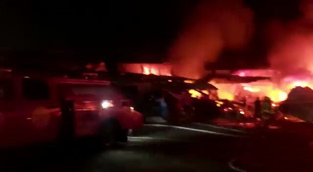 Fuerte incendio consume gran parte del Mercado Central de Acapulco