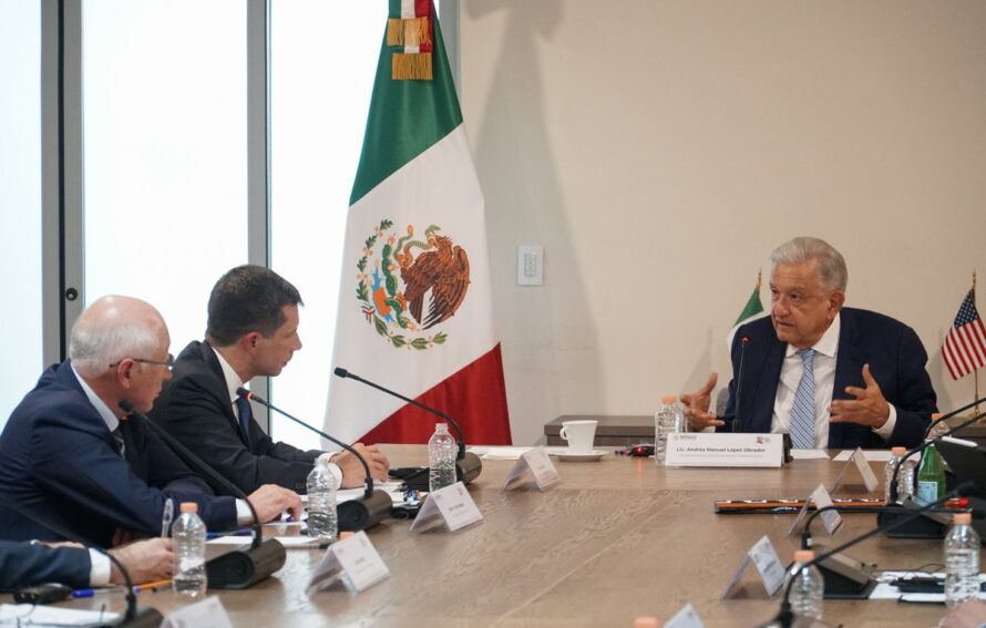 Trata AMLO con secretario de Transporte de EU regreso de México a Categoría 1 en seguridad aérea
