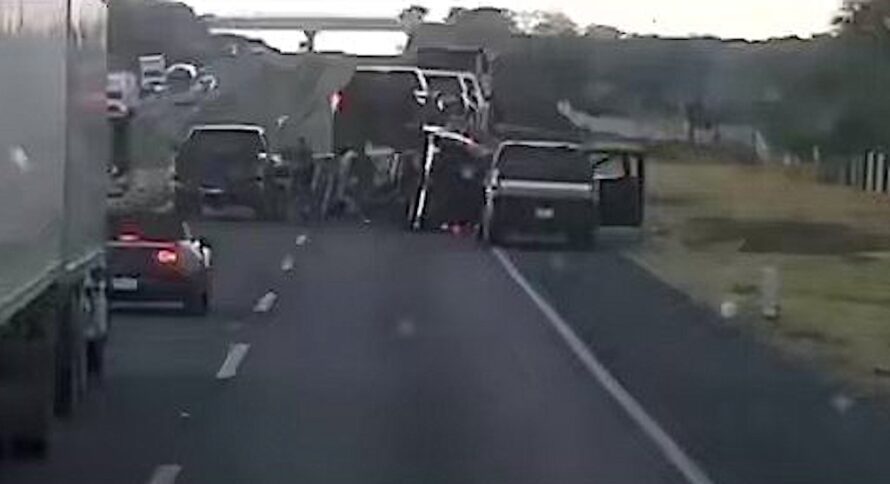 Ladrones bloquean autopista y roban camionetas de lujo en Jalisco