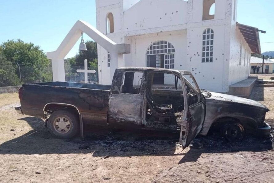 Balean iglesia en Guachochi, Chihuahua y abandonan cuerpo decapitado