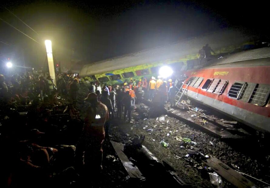 Más de 200 muertos y 900 heridos tras descarrilar dos trenes en la India