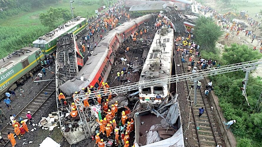 El peor accidente de tren en India en décadas deja al menos 288 muertos