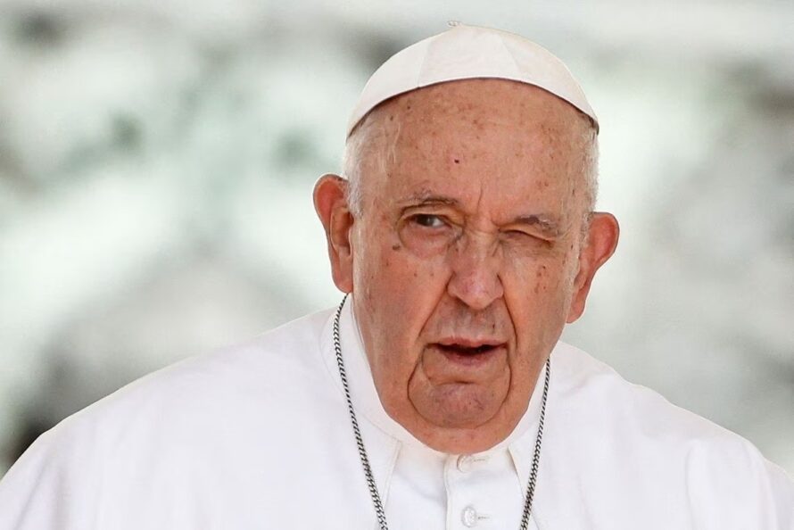 Papa Francisco ‘está mejorando’ y retoma el trabajo