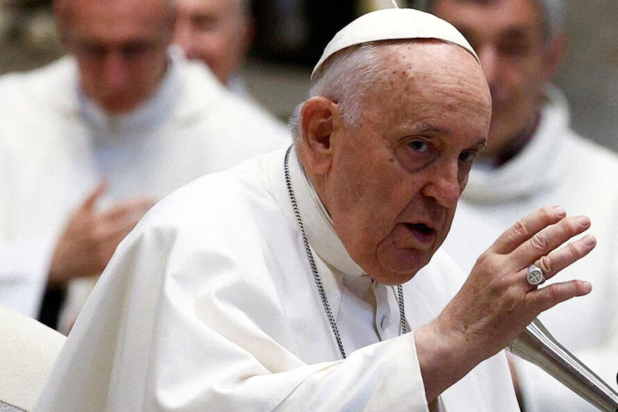 El Papa regresa al Vaticano tras revisión en el hospital