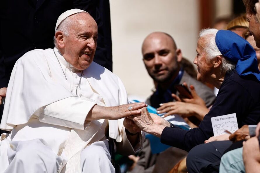 Operan a Papa Francisco por hernia abdominal