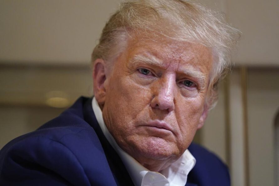 Inculpan a Trump de retener documentos clasificados y obstrucción de la justicia