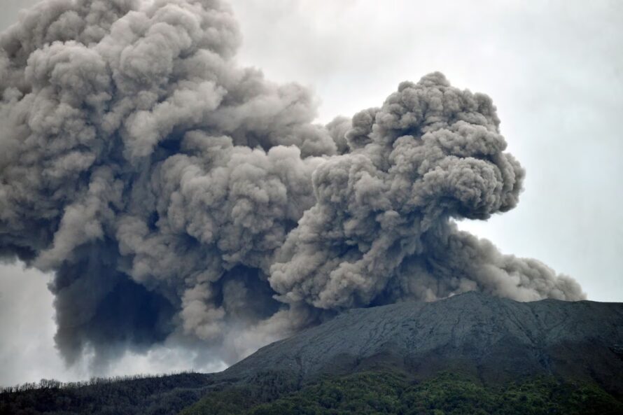 Volcán Marapi de Indonesia entra en erupción, mata a 11 escaladores y hay 12 desaparecidos