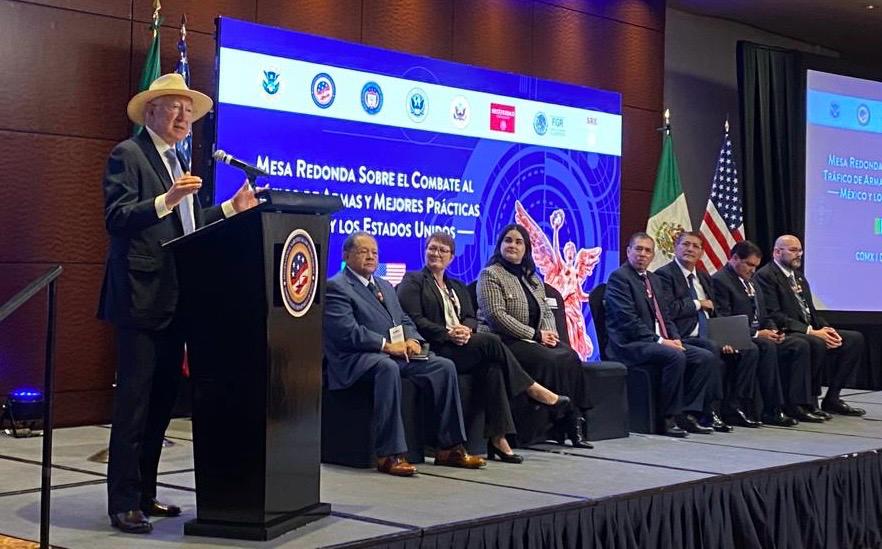 Reconoce Ken Salazar que 70% de las armas que llegan a México provienen de EU