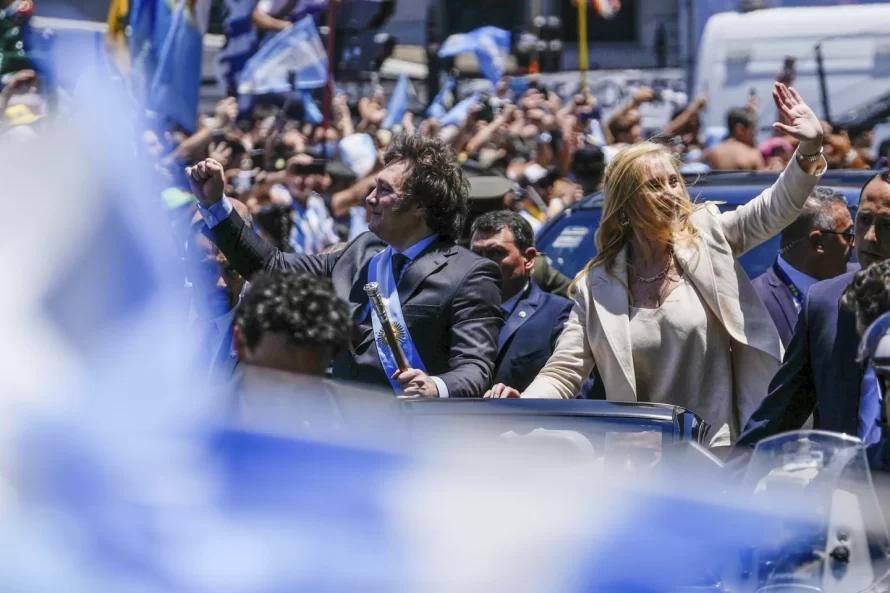 Milei asume la Presidencia de Argentina y advierte que choque económico es inevitable