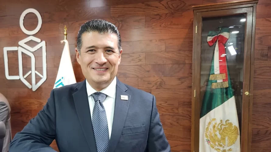 Eligen a Adrián Alcalá como nuevo presidente del INAI