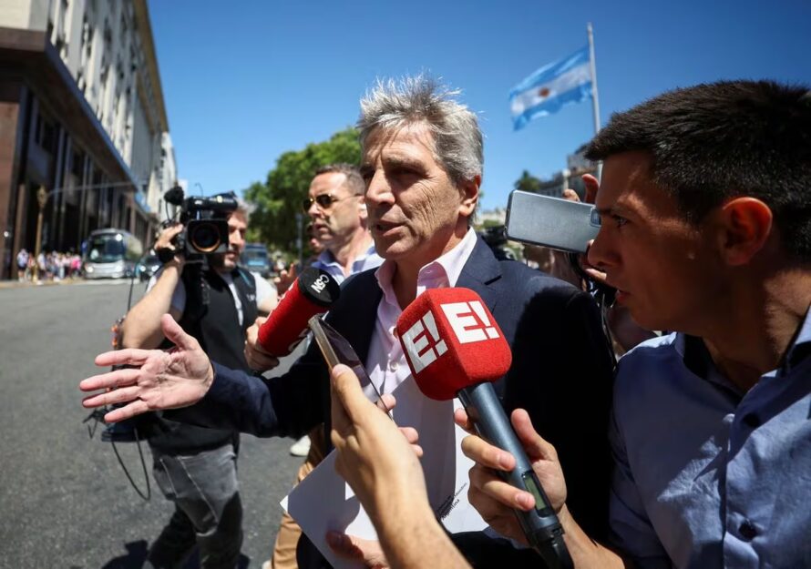 Argentina devalúa su moneda, anuncia ministro de Economía, Luis Caputo