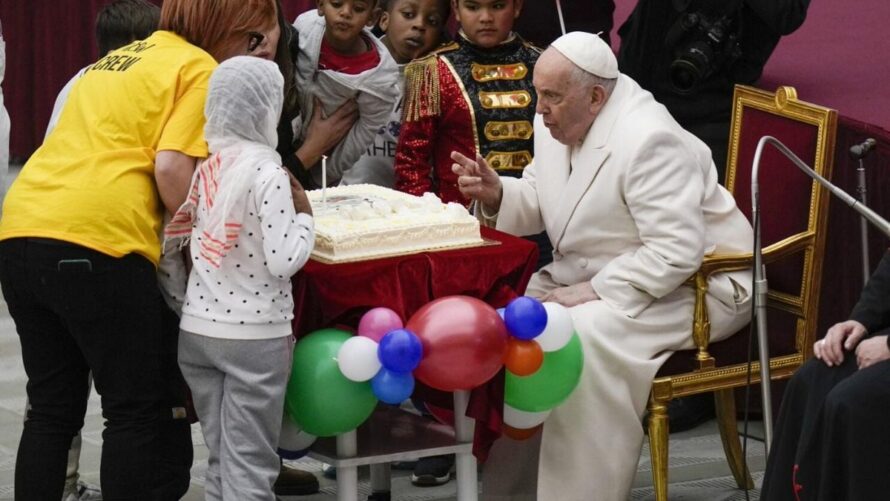 Celebra Papa Francisco su cumpleaños 87 con una fiesta circense y rodeado de niños