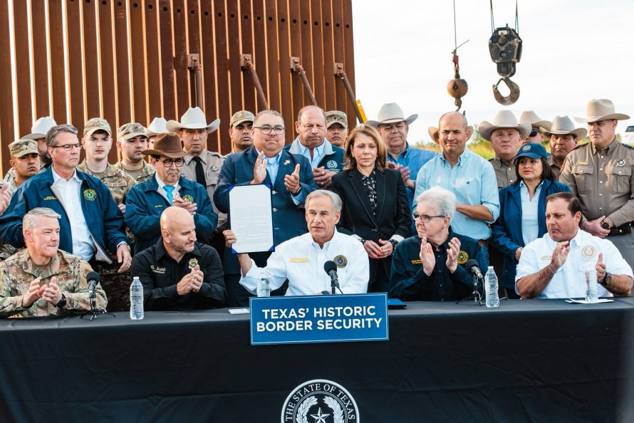 Firma Greg Abbott ley que permite a policías en Texas detener y deportar migrantes