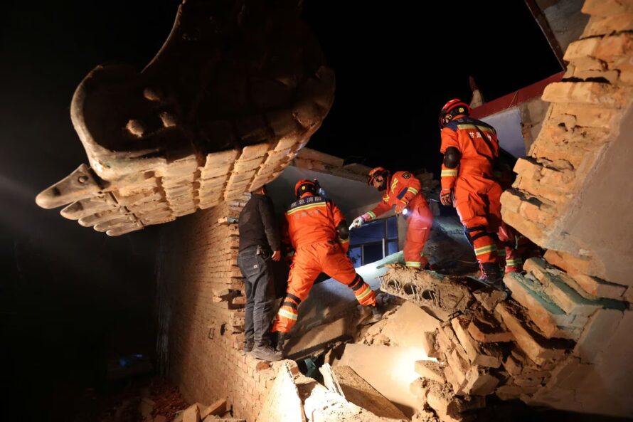 Terremoto más de 100 en la zona rural de Gansu de China