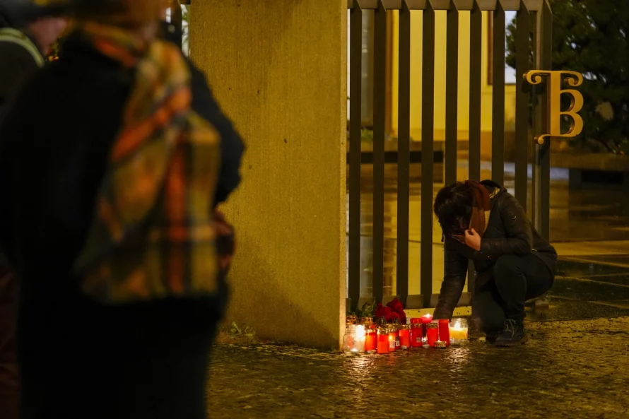 Tirador abre fuego en una universidad de Praga y mata a 14 personas