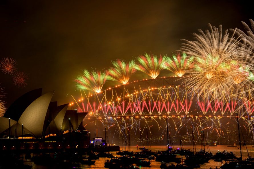 El mundo da la bienvenida al Año Nuevo con fuegos artificiales