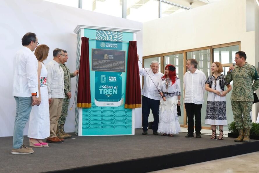 Devela AMLO placa para inaugurar primer tramo del Tren Maya