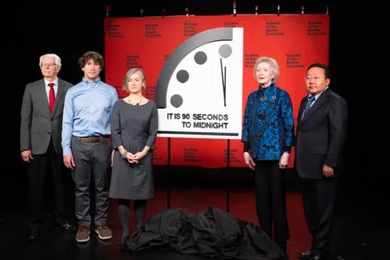 El Reloj del Apocalipsis se Mantiene a 90 Segundos de la Medianoche debido a Amenazas Globales