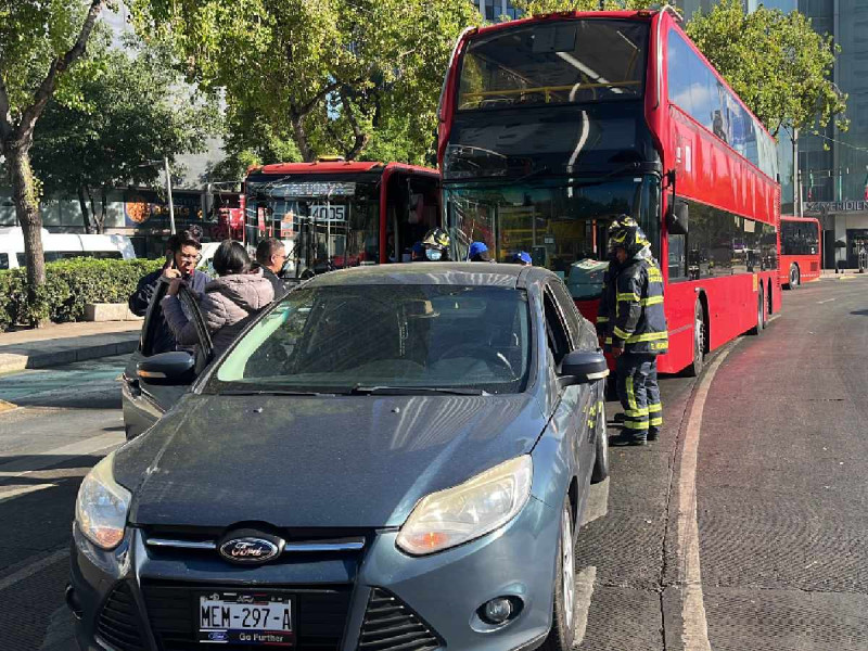Colisión entre Metrobús y Auto Particular en Reforma sin Lesionados Reportados.