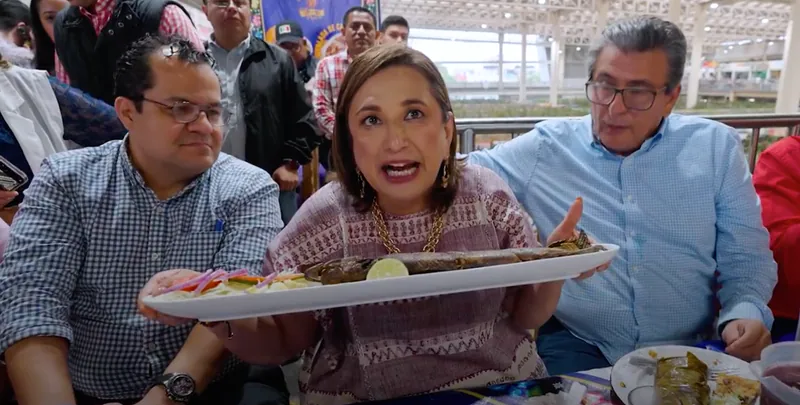 Xóchitl Gálvez degusta pejelagarto durante su gira en Tabasco y señala: “No es la única vez en el año”
