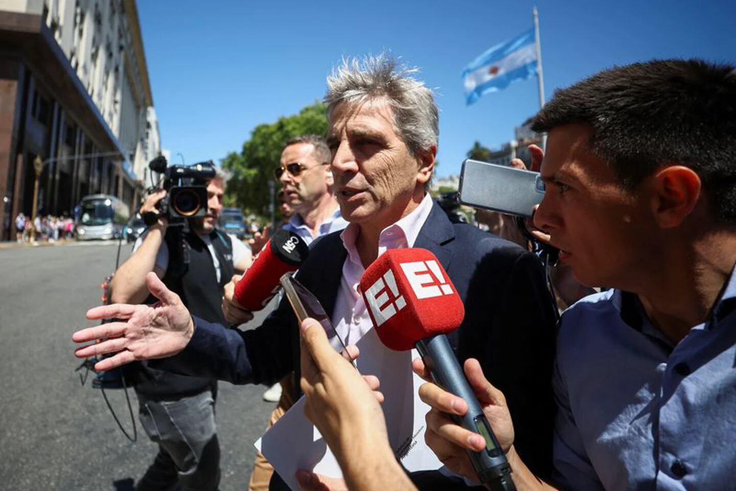 Reorganización en el Gabinete: Luis Caputo asumirá responsabilidades de Infraestructura tras la salida de Ferraro