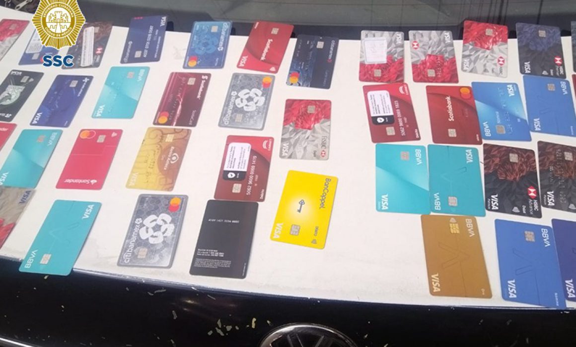 Operativo Policial en CDMX: Arrestan a Dos Individuos con 77 Tarjetas Bancarias de Dudosa Procedencia