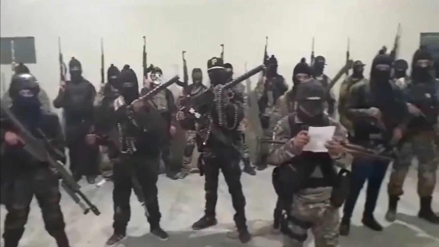 Grupo Armado Atribuye Ataque a Base Policial y Amenaza a Integrante del Cártel de Sinaloa