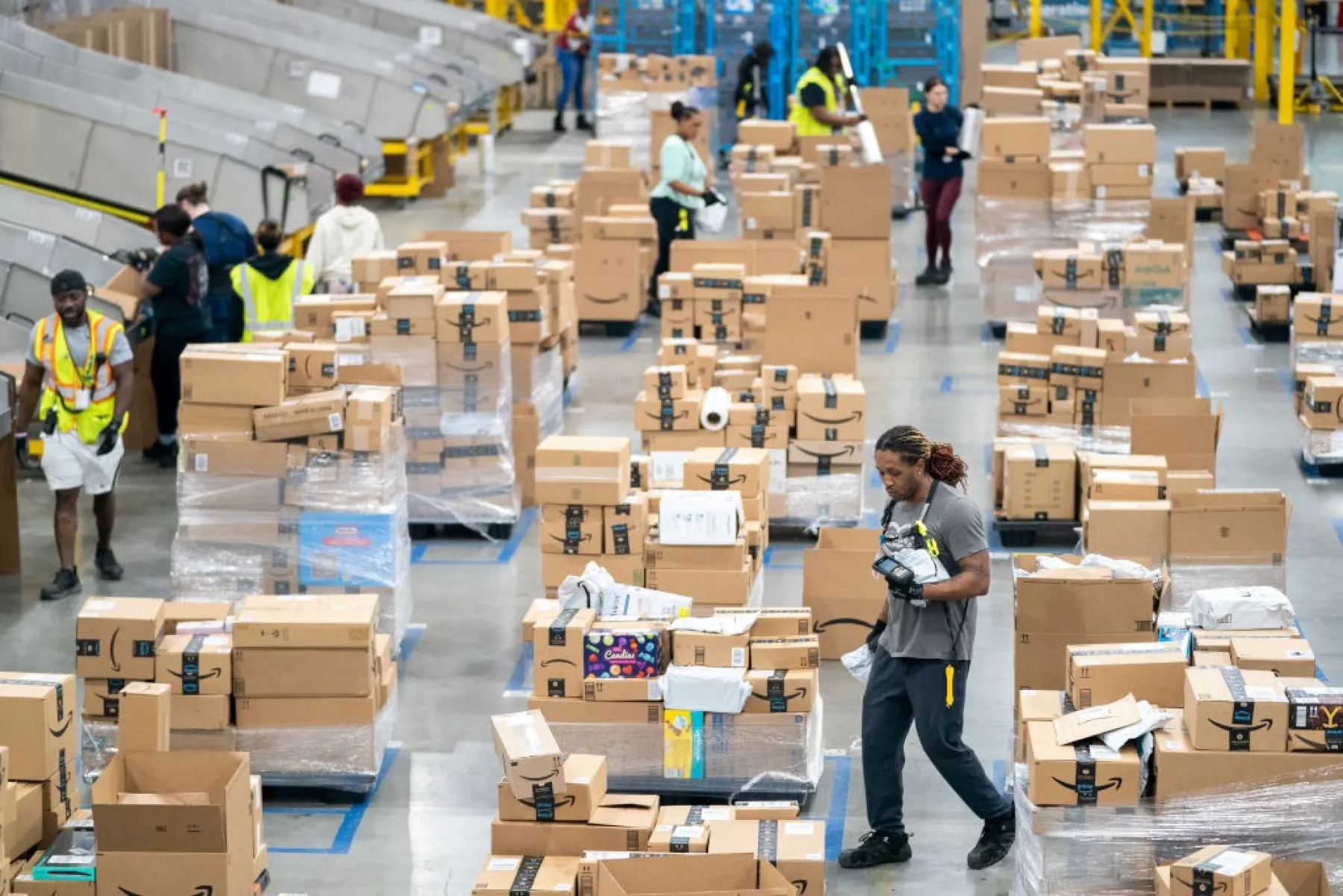 Francia Impone Multa de 35 Millones de Dólares a Amazon por Vigilancia Excesiva de Empleados