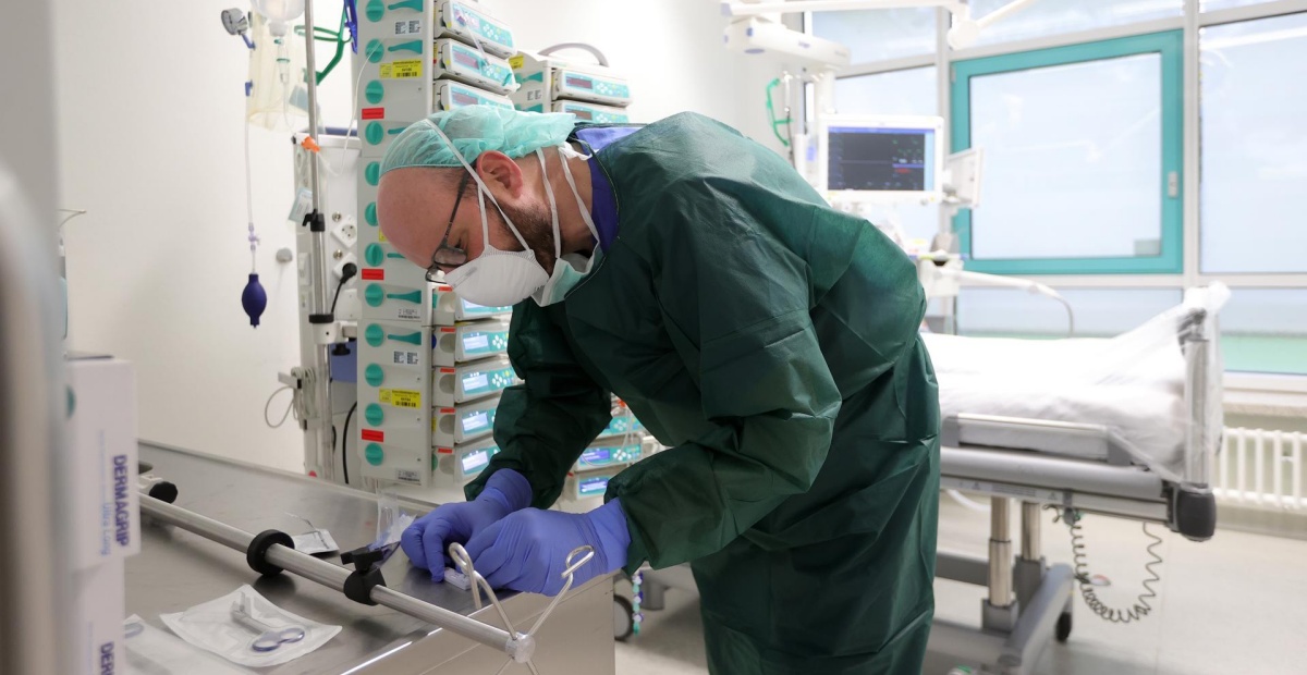 Reinstauran el uso obligatorio de cubrebocas en hospitales de cinco estados de EE. UU. debido al aumento de enfermedades respiratorias, incluida la Covid-19