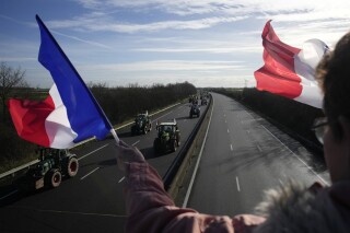 Agricultores Franceses Intensifican Protestas, Poniendo a Prueba al Nuevo Primer Ministro