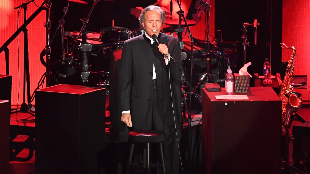 Confiscan Alimentos a Julio Iglesias en Aeropuerto de República Dominicana