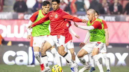 Sorpresivo Cambio en Chivas ante Toluca; Controversia con Chicharito