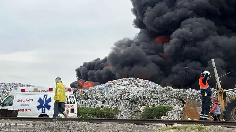 Fuerte Incendio Devasta Planta de Reciclaje en Valle de Chalco