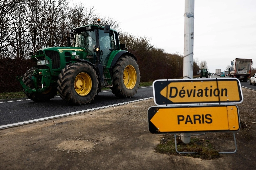 Agricultores Franceses Protestan con Bloqueo en las Autopistas alrededor de París