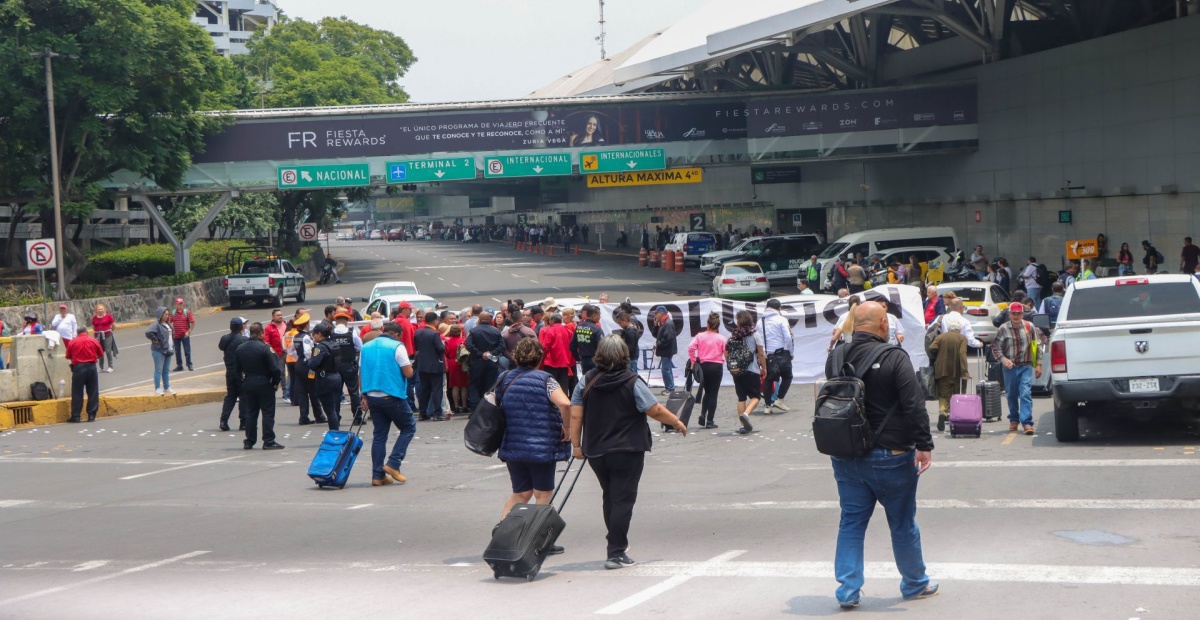 Bloqueo Temporal en Acceso a la Terminal 1 del AICM por Manifestantes