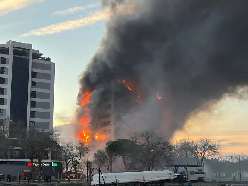 Dramático Incendio en Edificio de Valencia: Padre e Hija Atrapados en un Bloque de 14 Pisos