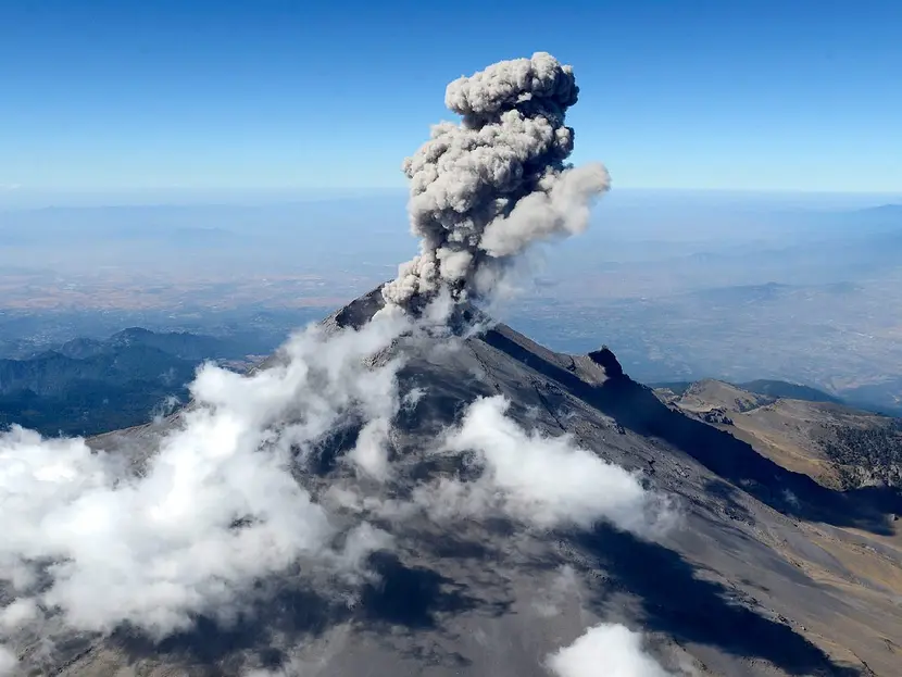 Impresionante Fumarola del Popocatépetl: Alcanza 2 Km de Altura y Se Prevé Caída de Ceniza en Seis Estado