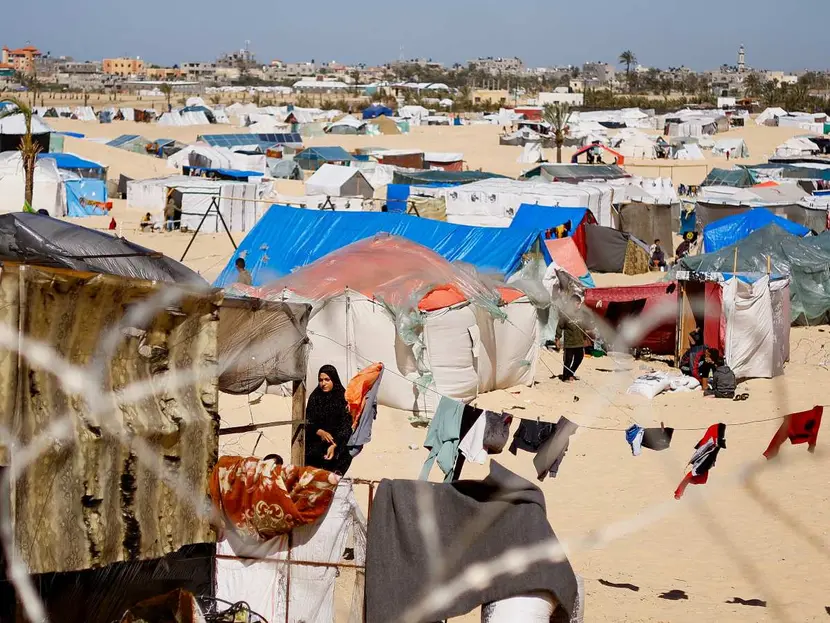 Ataque israelí en Gaza deja 104 muertos; soldados disparan contra multitud que esperaba ayuda