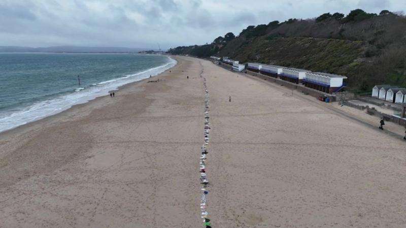 Protesta en Playa de Bournemouth: 5 Kilómetros de Ropa Infantil para Denunciar la Violencia en Medio Oriente